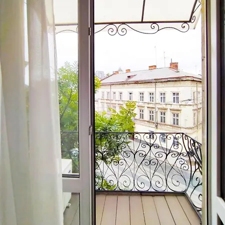 аpartment з балконом жд вокзал, центр Апартаменти